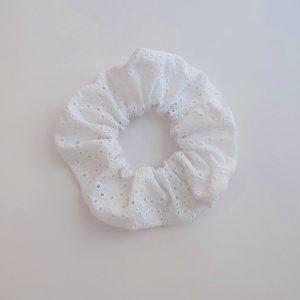 Scrunchie λευκό κέντημα